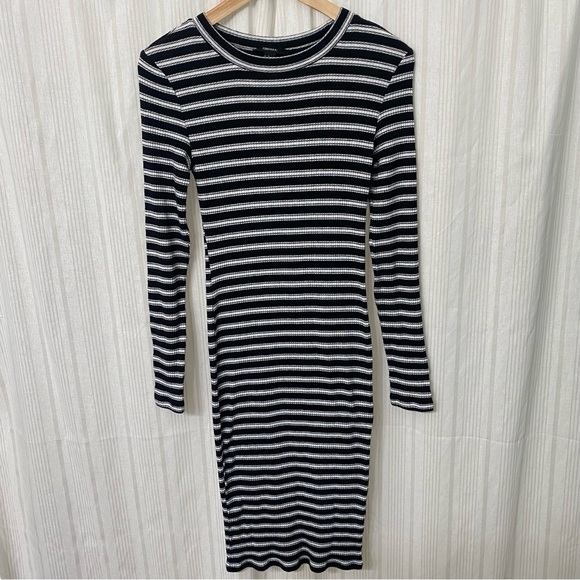 Forever 21 Dresses & Skirts - 🌈5/$25 BUNDLE! Black & white Forever 21 striped long sleeve bodycon dress